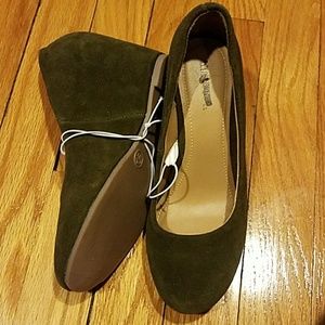 BRAND NEW Merona Dark Olive Pump/Heels size 5.5